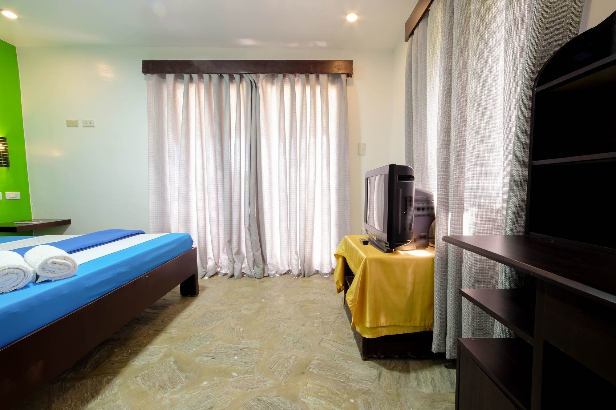 Zen Rooms Sabang Beachview Пуерто Галера Екстериор снимка