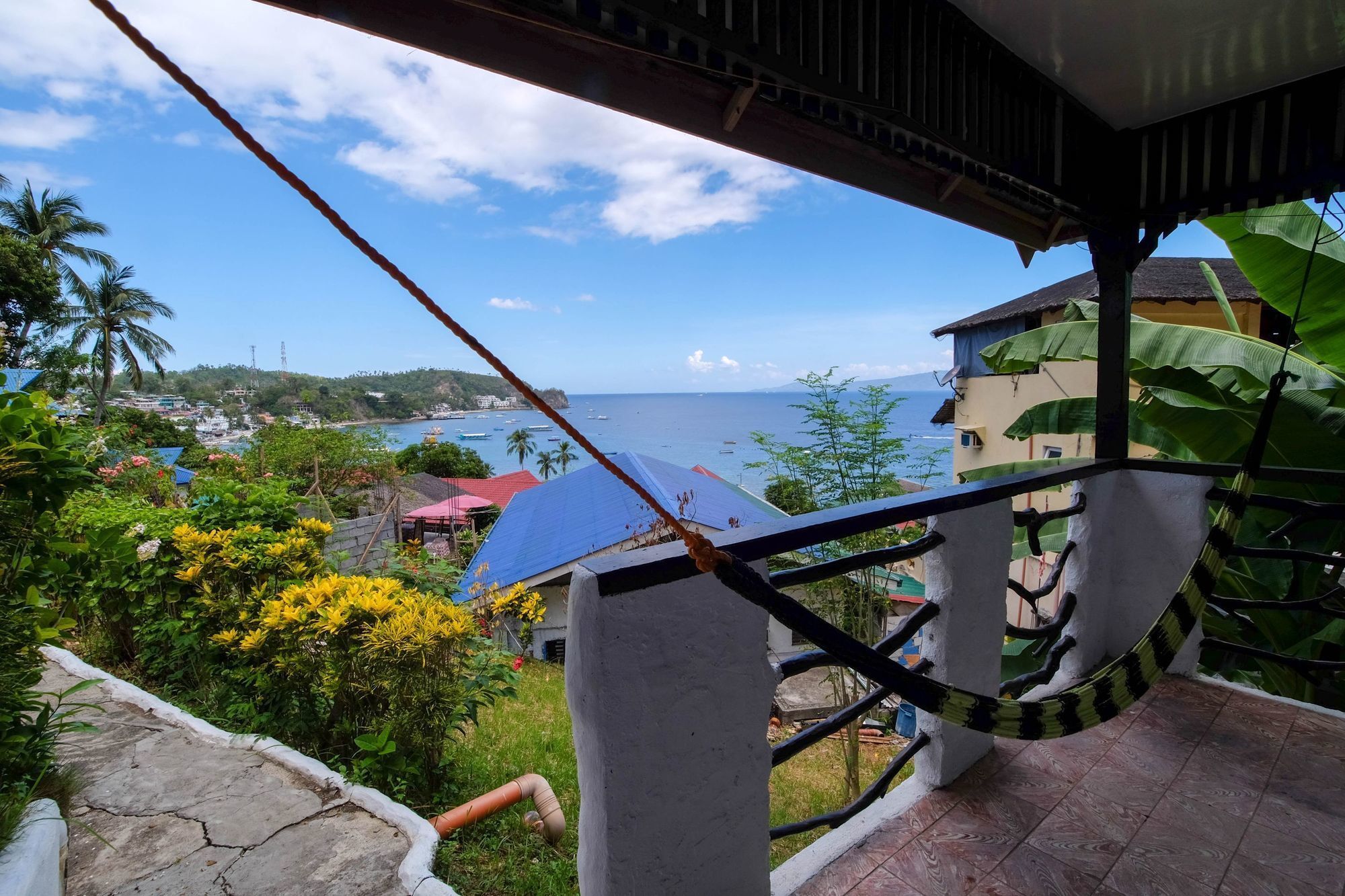 Zen Rooms Sabang Beachview Пуерто Галера Екстериор снимка